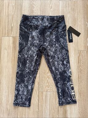 NWT Bebe Blqck Snakeskin  Pocket Capri L